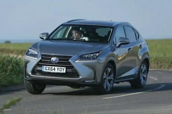 Компактният хибриден кросоувър Lexus NX има нисък разход на гориво и богато оборудване. Друга силна страна на модела е надеждността - само 10% от автомобилите са с неизправности и единствената област е 12-волтовия акумулатор. Две трети от колите са поправени за ден, а останалите за по-малко от седмица. Една трета от поправките са извършени безплатно, а останалите ремонти не са били скъпи.
Рейтинг на надеждност 95,0%
5. Mitsubishi Outlander PHEV (2014-2021)
Хибридният кросоувър Mitsubishi Outlander предлага не само нисък разход на гориво, но и високо ниво на надеждност. Само 13% от автомобилите са имали повреди, свързани с електрониката, каросерията и спирачките. Половината от колите са били готови за един ден, а една четвърт - за по-малко от седмица. 50% от поправките са извършени безплатно, а и сметките за ремонт като цяло са ниски.
Рейтинг на надеждност 96,4%